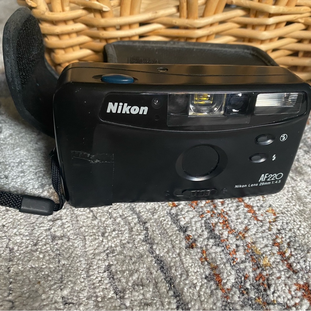 Nikon af220 camera